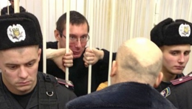 Луценко требует отвода прокурора и хочет, чтобы его заменил сам Пшонка Луценко требует отвода прокурора и хочет, чтобы его заменил сам Пшонка