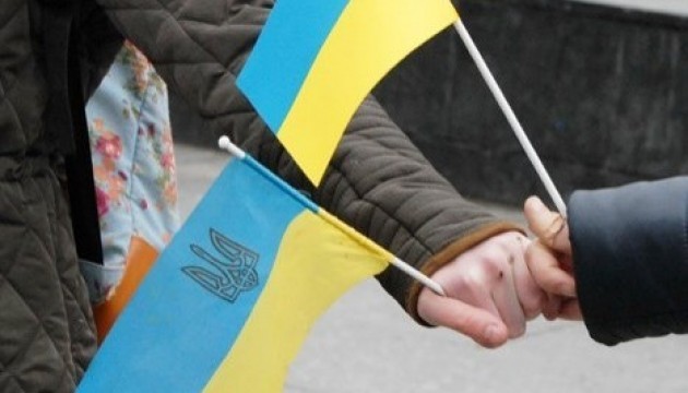 Кримчанин отримав штраф за фото з українським прапором у центрі Сімферополя Кримчанин отримав штраф за фото з українським прапором у центрі Сімферополя