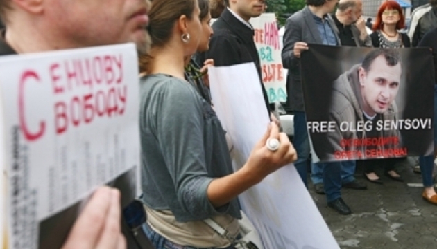 Режиссера Сенцова оставили в СИЗО до октября