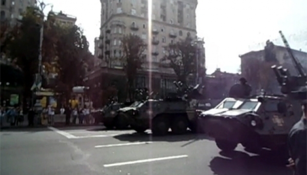 Военная техника просто с парада поехала в зону АТО (добавлено видео) Военная техника просто с парада поехала в зону АТО (добавлено видео)