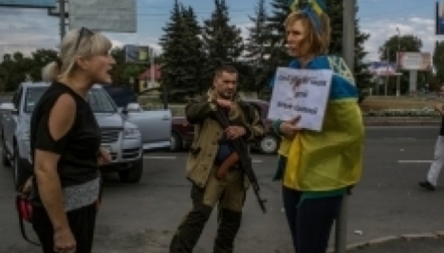 Суд Линча в Донецке: над украинской патриоткой издевались около "столба позора".. Фото Суд Линча в Донецке: над украинской патриоткой издевались около "столба позора".. Фото