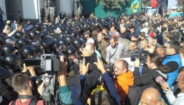Активисты подрались с милицией возле Рады и угрожают шинами Активисты подрались с милицией возле Рады и угрожают шинами