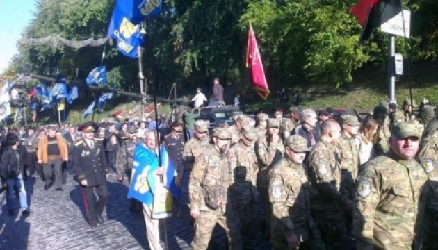 Марш УПА собрался на Майдане и двинулся в сторону Рады. Фото Марш УПА собрался на Майдане и двинулся в сторону Рады. Фото