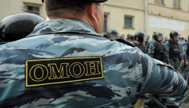 Украинцы в России голосуют под надзором ОМОНа Украинцы в России голосуют под надзором ОМОНа