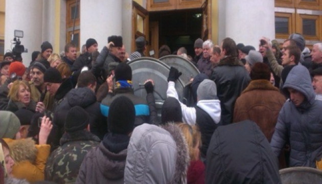 Штурм облсовета в Виннице: губернатору принесли "люстрацию" прямо в кабинет. Фото Штурм облсовета в Виннице: губернатору принесли "люстрацию" прямо в кабинет. Фото