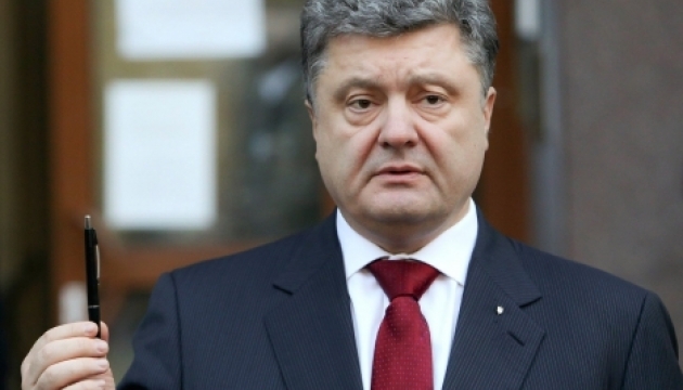 Порошенко сравнил теракт во Франции с событиями на Донбассе Порошенко сравнил теракт во Франции с событиями на Донбассе