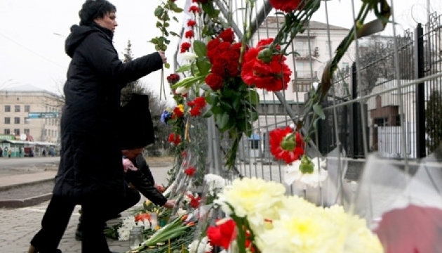 Посольство РФ в Киеве засыпали цветами для Немцова. Фото