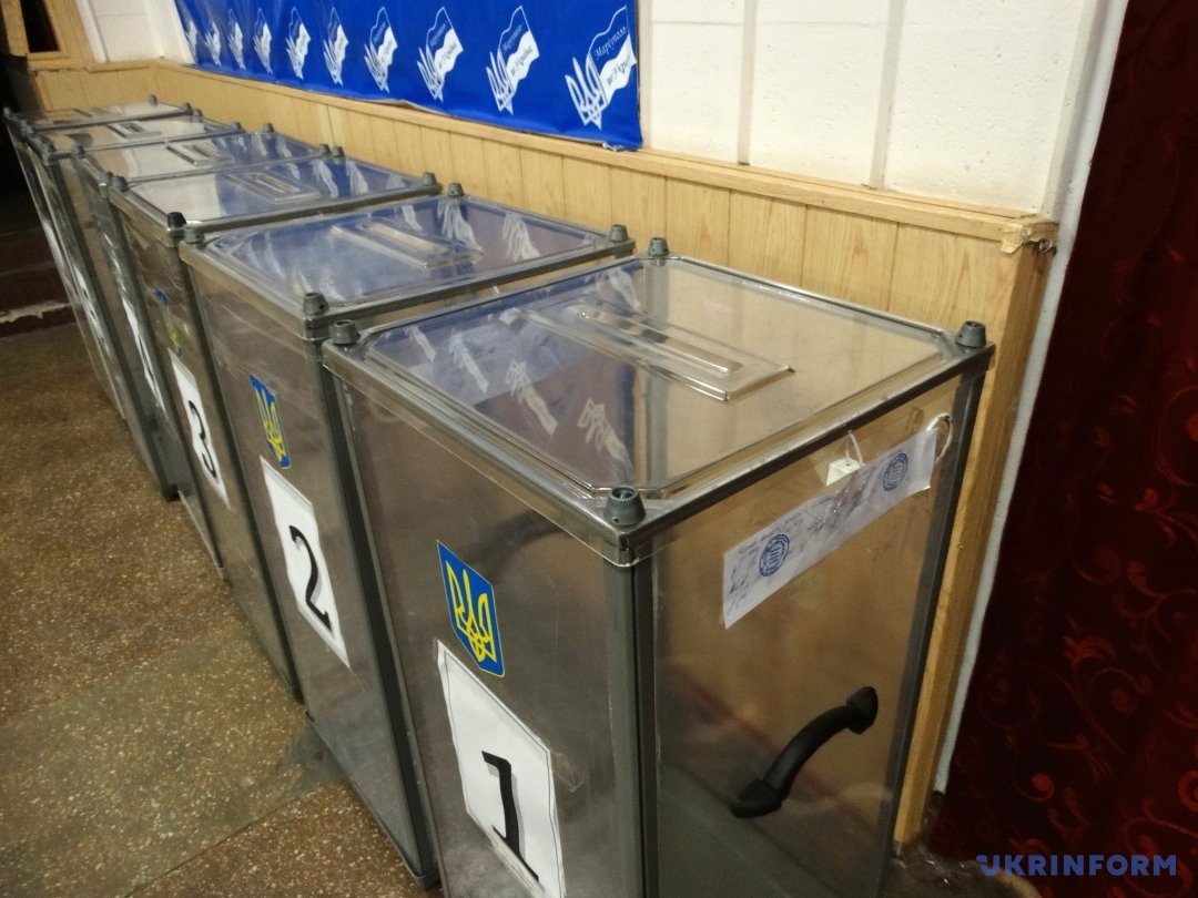 Пустые урны для бюллетеней на избирательном участке, Мариуполь
