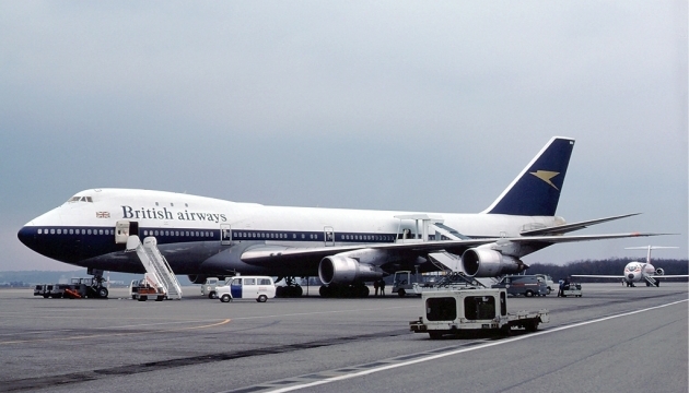 У паризькому аеропорту обшукали з собаками літак British Airways У паризькому аеропорту обшукали з собаками літак British Airways