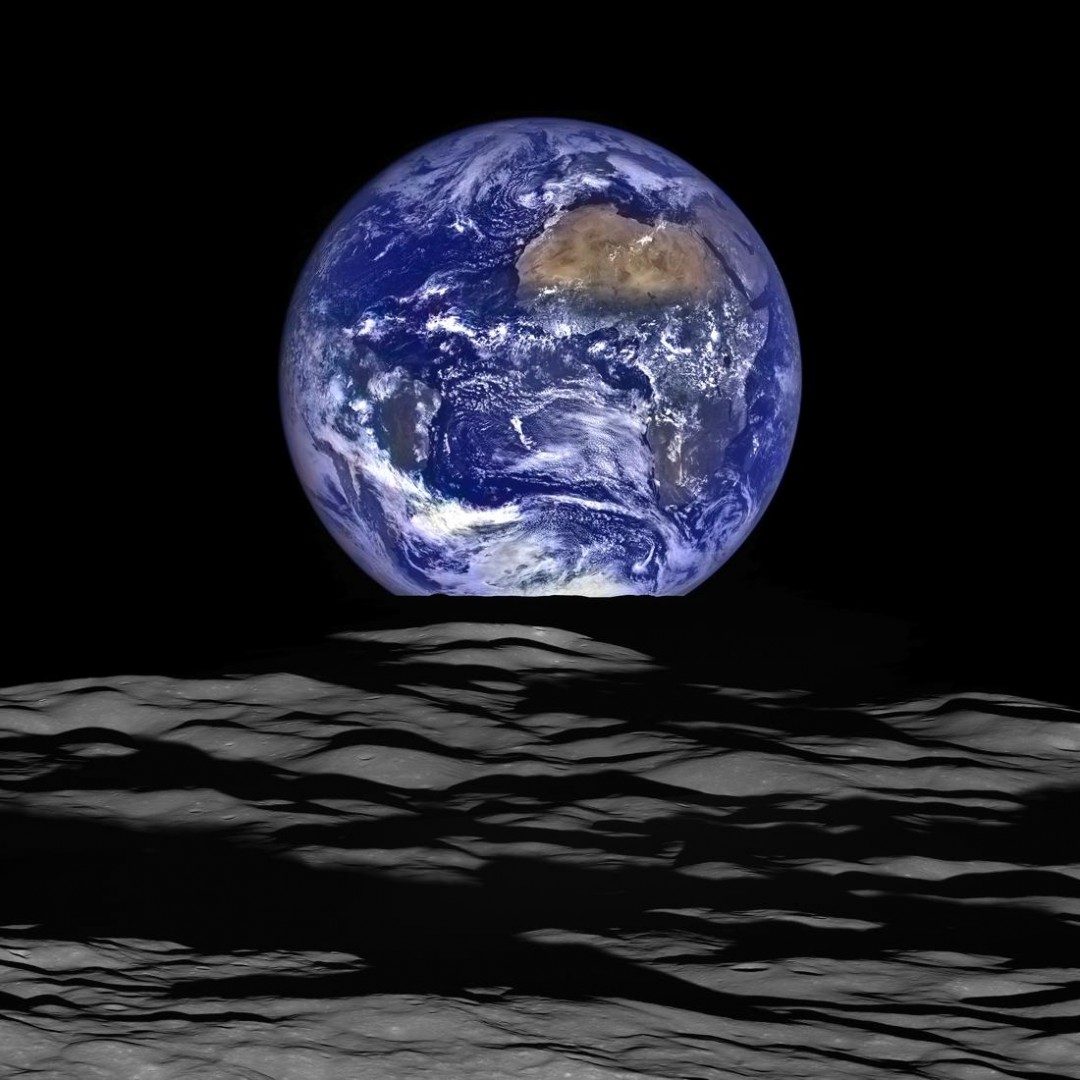 НАСА выложило в сеть уникальный снимок Земли на фоне лунного горизонта