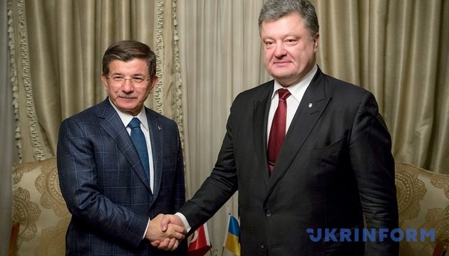 Порошенко провел "стратегическую встречу" с Давутоглу Порошенко провел "стратегическую встречу" с Давутоглу