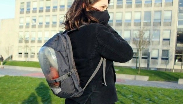 Студенти з Нідерландів винайшли рюкзак, що виробляє чисте повітря