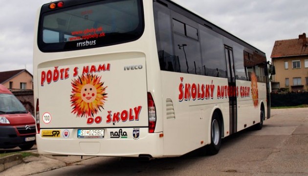 У Словаччині легковик протаранив шкільний автобус, водій загинув У Словаччині легковик протаранив шкільний автобус, водій загинув