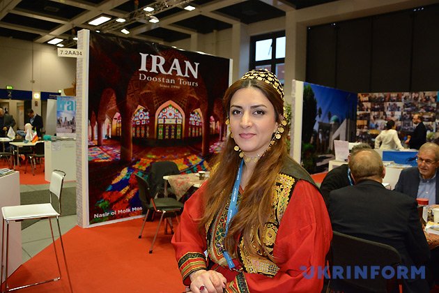 Представниця Ірану в національному костюмі