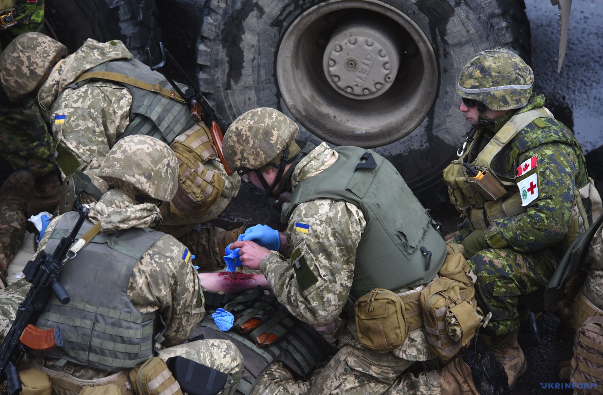 Раненые украинские солдаты
