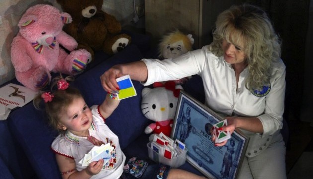 Дворічна українка встановила рекорд - вивчила прапори 237 країн світу Дворічна українка встановила рекорд - вивчила прапори 237 країн світу