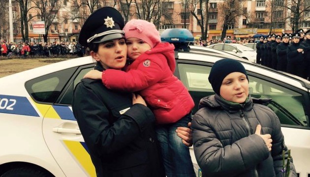У Полтаві Яценюк привітав жінок-патрульних зі святом У Полтаві Яценюк привітав жінок-патрульних зі святом