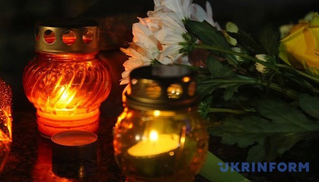 Украинцы несут цветы к посольству Бельгии