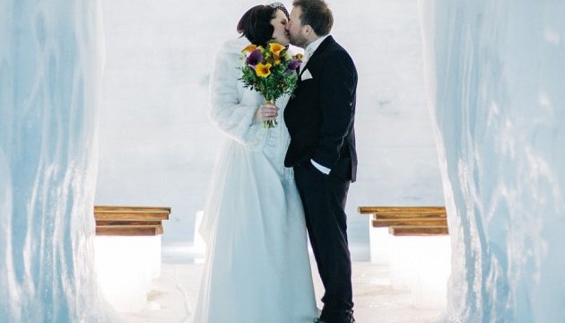 Пара з Британії зіграла весілля всередині льодовика