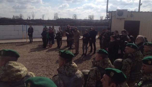 Бойовики тримають КПП «Золоте» під прицілом - штаб Бойовики тримають КПП «Золоте» під прицілом - штаб