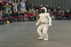 Los japoneses demuestran a Poroshenko un robot que salta