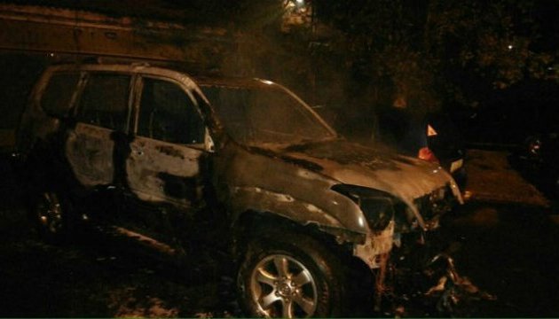 Харківському екс-депутату вночі спалили авто Харківському екс-депутату вночі спалили авто