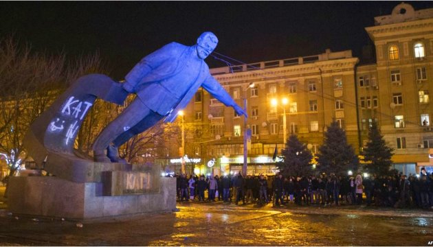 Мертвые символы не нужны живой стране Мертвые символы не нужны живой стране