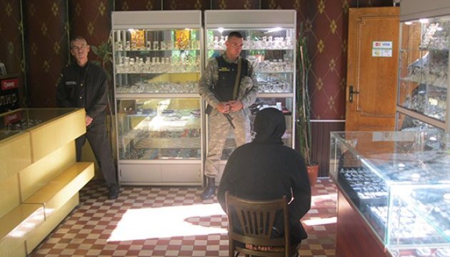 В Одессе в ювелирном магазине задержали налетчицу 1