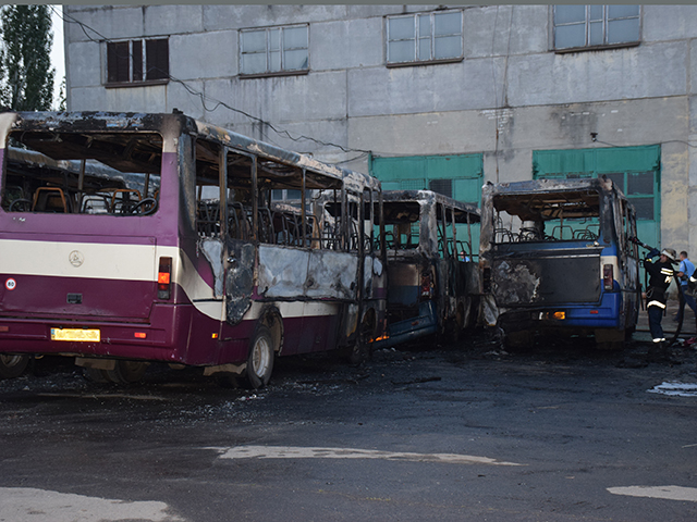 В Николаеве на стоянке дотла сгорели шесть автобусов