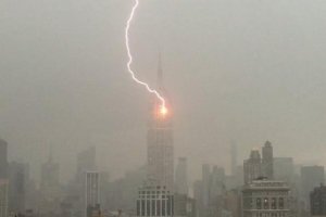 Un rayo cae en el edificio Empire State