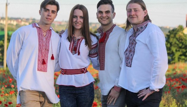 Проект Укрінформу - Чи легко бути патріотом. Фільм "Бути українцем" Проект Укрінформу - Чи легко бути патріотом. Фільм "Бути українцем"