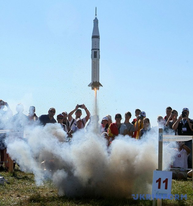 Запуск моделі ракети командою Румунії