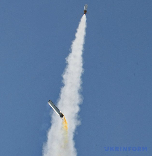 Відокремлення першої ступені моделі ракети, запущеної українською командою