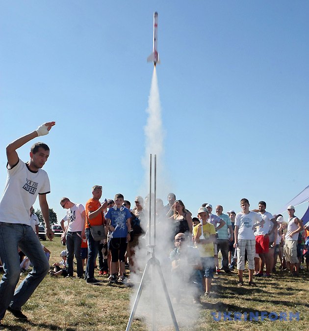 Запуск найпростіших моделей ракет на розважальному майданчику для гостей