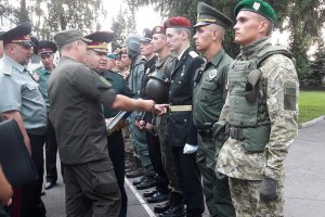 Presentan nuevo uniforme de los soldados ucranianos