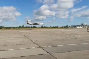 El avión militar ucraniano impresiona por su vuelo diestro