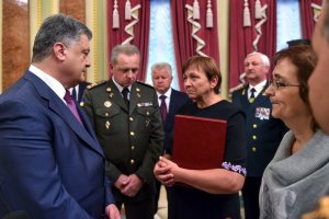 Poroshenko otorga órdenes de la Estrella de Oro a las madres de dos héroes de la ATO