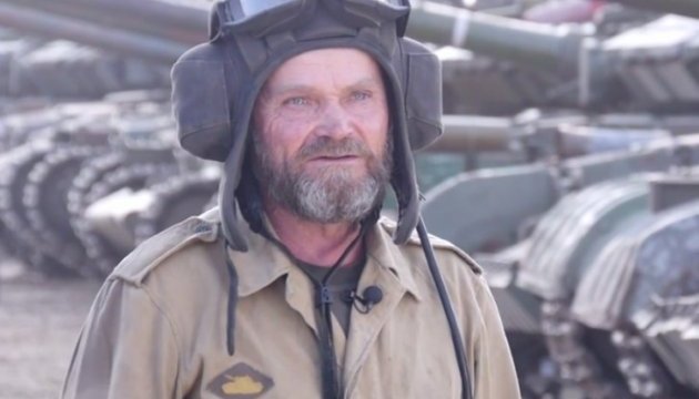 "Сплав досвіду і патріотизму" - у мережі з'явилося відео про танкіста "дядю Толю" "Сплав досвіду і патріотизму" - у мережі з'явилося відео про танкіста "дядю Толю"