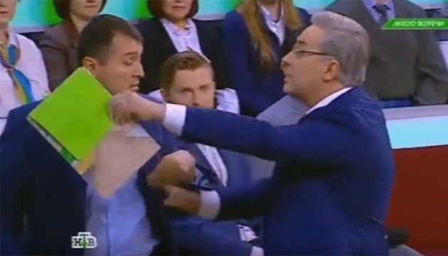 В ток-шоу НТВ об МН17 ведущий набросился на украинского блогера В ток-шоу НТВ об МН17 ведущий набросился на украинского блогера