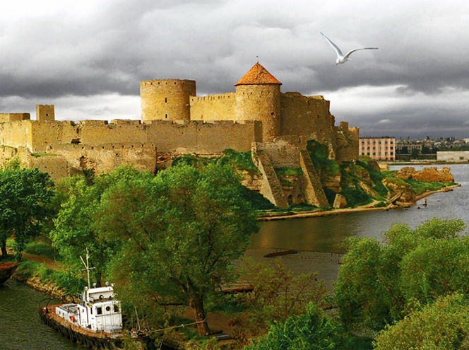 Одна з найстаріших, найміцніших та найбільших середньовічних фортець в Україні. Знаходиться в місті Білгород-Дністровський Одеської області.