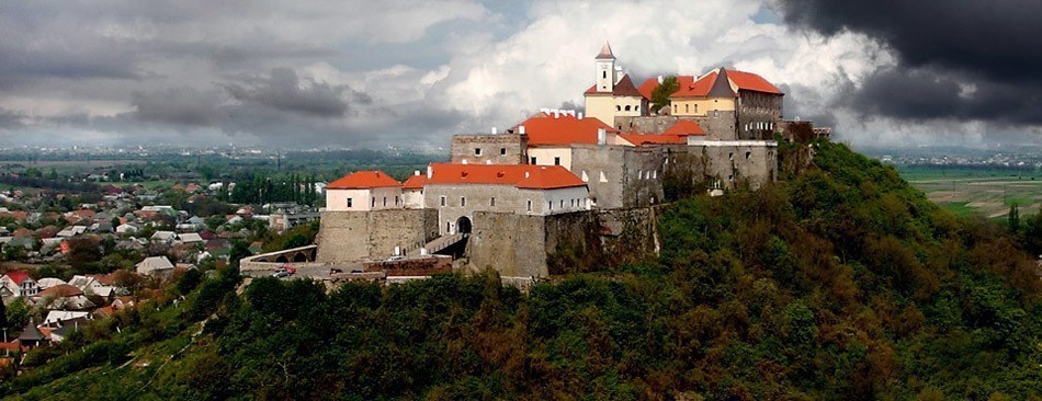 Замок у закарпатському місті Мукачеве. Унікальний зразок середньовічної фортифікаційної архітектури, з поєднанням різних стилів.