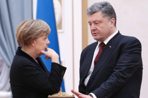 Німецький дипломат каже, що з усіх лідерів Меркель частіше спілкується з Порошенком