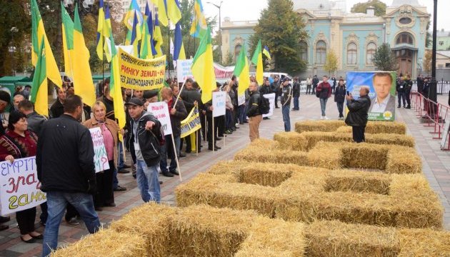 Аграрії під Радою сіном виклали номер бажаного закону Аграрії під Радою сіном виклали номер бажаного закону