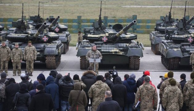 Солдати-строковики більше не будуватимуть "генеральські дачі" – Порошенко