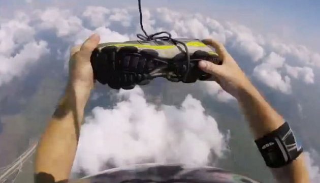 Американський парашутист близько кілометра падав за власними кросівками