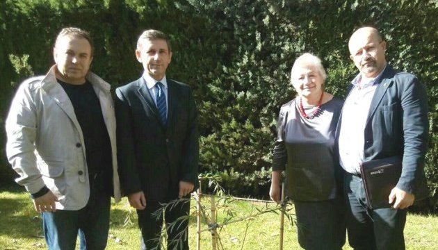 Українці Іспанії вимагають не ухвалювати закон "Про освіту", що пропагує двомовність Українці Іспанії вимагають не ухвалювати закон "Про освіту", що пропагує двомовність