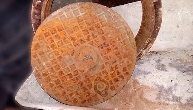 У центрі Чернігова знайшли люк першого міського водогону У центрі Чернігова знайшли люк першого міського водогону
