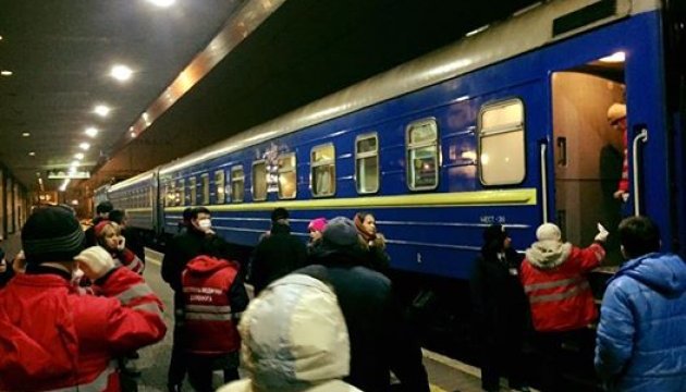 В Киеве детей с отравлением развезли по больницам, их состояние - средней тяжести В Киеве детей с отравлением развезли по больницам, их состояние - средней тяжести
