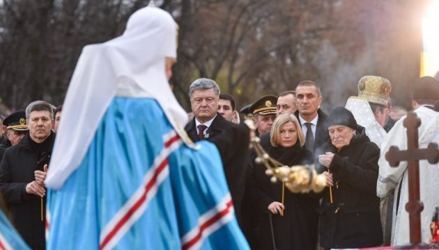 У столиці проходить церемонія вшанування жертв Голодомору У столиці проходить церемонія вшанування жертв Голодомору