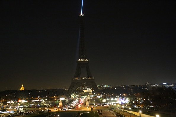 Ні геноциду в Сирії: Франція погасила вогні Ейфелевої вежі - фото 5